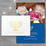 Happy Hanukkah Techelet Blue Simple Modern Menorah Folienkarte<br><div class="desc">Wünschen Sie Familie und Freunden die einfachen Geschenke von Licht und Liebe für die Hanukka mit einem eleganten Foto gefaltet Karte. Der gesamte Text auf dieser Vorlage (einschließlich "Happy Hanukkah" auf der Vorderseite) ist einfach mit jeder Formulierung anzupassen. Das Design der Techeletblauen, weißen und goldenen Folie ist mit einer modernen...</div>