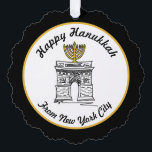 Happy Hanukkah von NYC Menorah Washington Square Ornament Karte<br><div class="desc">Design zeigt eine originelle Marker-Abbildung des Washington Square Arch des NYC,  der für Hanukkah mit einer Menorah oben "gekleidet" ist. Sehen Sie nicht,  wonach Sie suchen? Brauchen Sie Hilfe bei der Anpassung? Kontaktieren Sie Rebecca,  um etwas für Sie erstellt zu haben!</div>