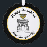 Happy Hanukkah von NYC Menorah Washington Square Ornament Karte<br><div class="desc">Design zeigt eine originelle Marker-Abbildung des Washington Square Arch des NYC,  der für Hanukkah mit einer Menorah oben "gekleidet" ist. Sehen Sie nicht,  wonach Sie suchen? Brauchen Sie Hilfe bei der Anpassung? Kontaktieren Sie Rebecca,  um etwas für Sie erstellt zu haben!</div>
