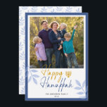 Happy Hanukkah White Foto Holiday Feiertagskarte<br><div class="desc">Diese Hanukkah-Grußkarte verfügt über ein quadratisches Foto und einen trendigen handgeschriebenen Text "Happy Hanukkah" auf weißem Hintergrund mit dunkelblauer Grenze. Das Design ist mit hellblauen Blätter und einer vergoldeten Menorah dekoriert.</div>