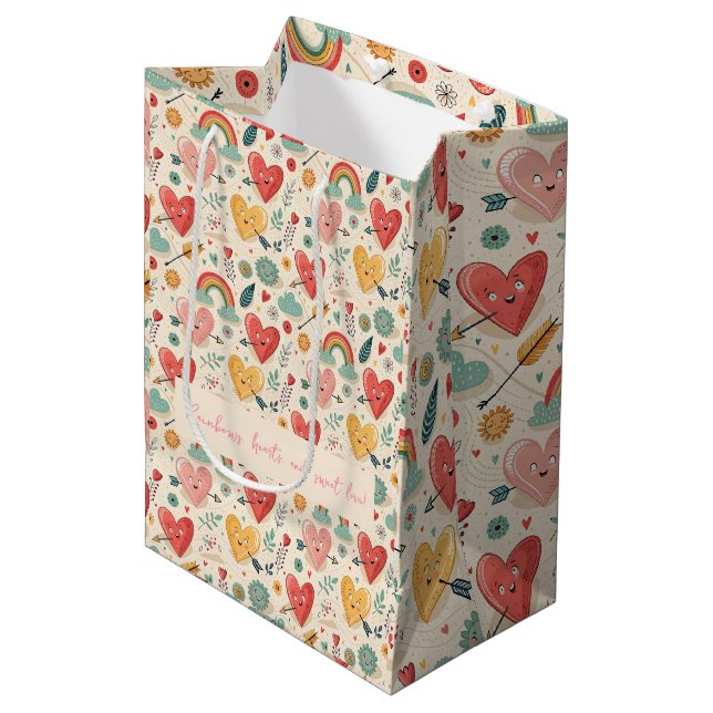 Happy Hearts - Whimsical Valentinstag Pattern Mittlere Geschenktüte (Vorderseite Schrägansicht)