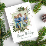 Happy Holidays Christmas Foto Stylish Geometric Feiertagskarte<br><div class="desc">Feiern Sie den Urlaub mit dieser wunderschönen Karte mit Ihrem Foto umgeben von einer Rose goldgelben botanischen Rahmen Set über Ihrem individuellen Urlaub Gruß und Familiennamen. Die Rückseite weist ein subtiles geometrisches Muster auf (die Hintergrundfarbe lässt sich leicht ändern, indem man auf das gewünschte Muster klickt und dann auf den...</div>
