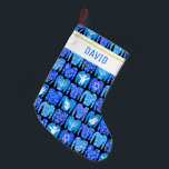 HAPPY HOLIDAYS Funny Ugly Hannukah Sweaters CUSTOM Kleiner Weihnachtsstrumpf<br><div class="desc">Anpassen mit einem Namen oder einem anderen Text. Zeigen Sie Ihre Liebe für die Ferien. Hand von mir gezeichnet! Karo in meinem Shop für viele weitere Artikel wie Packpapier,  Kissen,  Handtücher und Geschenkpackung auch!</div>