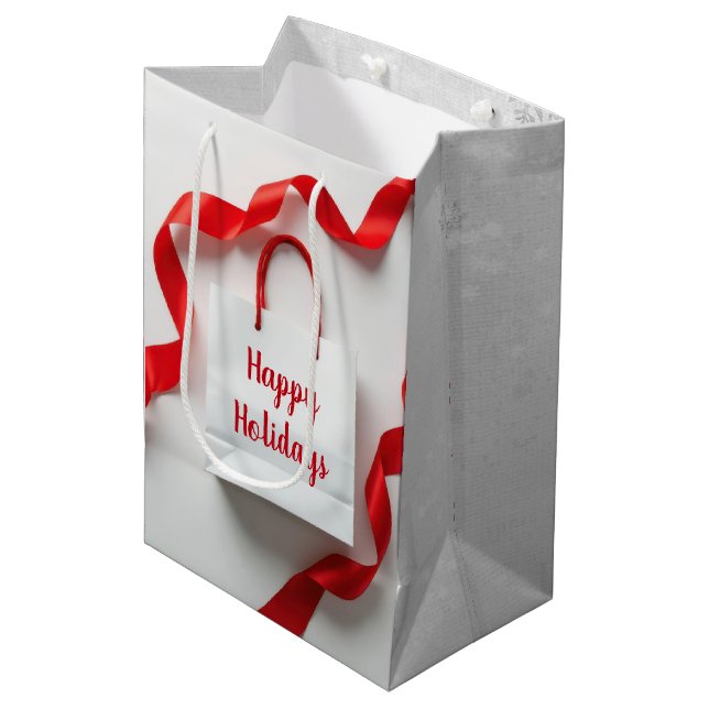 Happy Holidays Gift Bag With Red Ribbons Mittlere Geschenktüte (Vorderseite Schrägansicht)