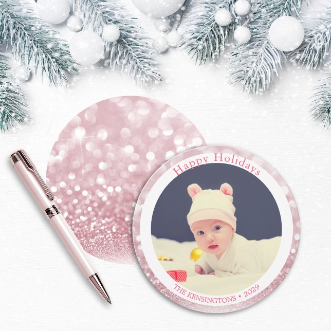 Happy Holidays Niedlich Pink Glitzer Feiertagskarte (Baby’s First Christmas Round Holiday Photo Card)
