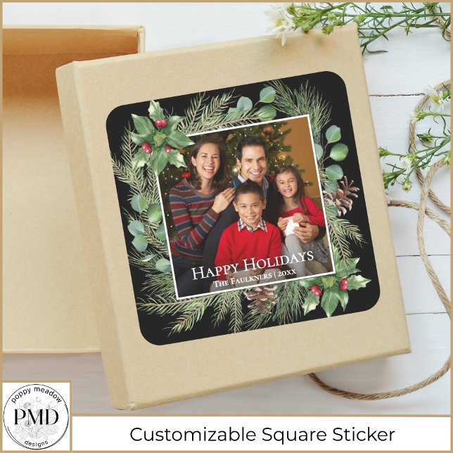 Happy Holidays Photo Wreath Greenery  Quadratischer Aufkleber (Happy Holidays Family Photo Wreath Greenery Botanical Christmas Square Sticker with Name, Year.)