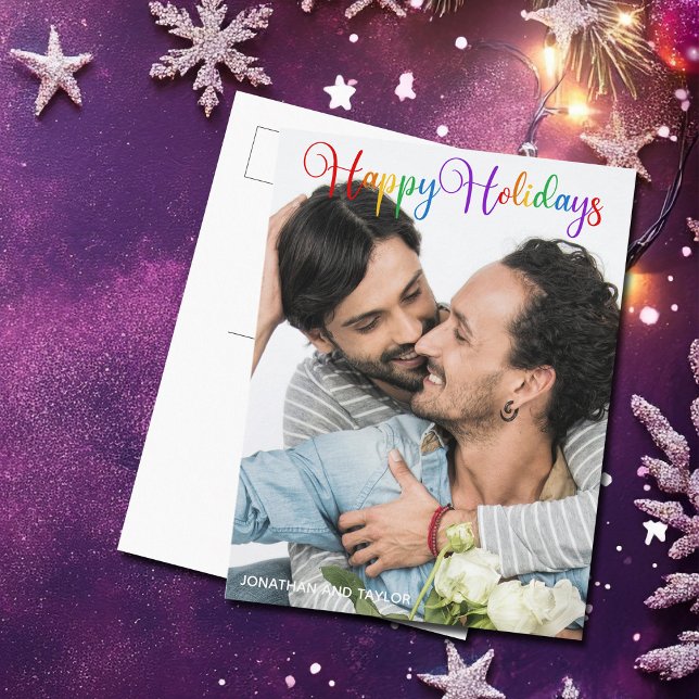 Happy Holidays Rainbow Script LGBTQ Couple Foto Postkarte (Von Creator hochgeladen)