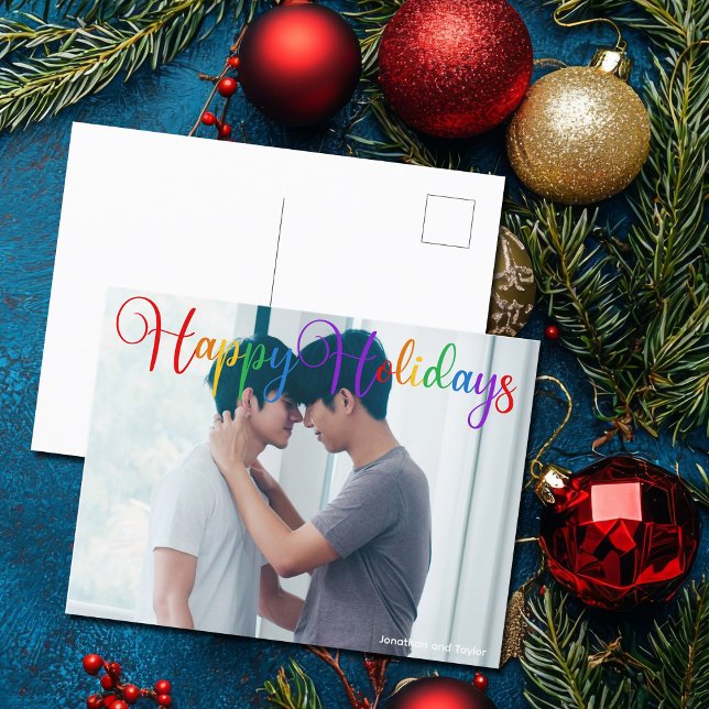 Happy Holidays Rainbow Script LGBTQ Couple Foto Postkarte (Von Creator hochgeladen)
