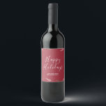 Happy Holidays Red Trendy Christmas Weinetikett<br><div class="desc">Das hübsche Weihnachtsdesign besticht durch den Happy Holidays-Text in einem wunderschönen Script-Schriftart,  umgeben von niedlichem Schnee und Schnee.</div>