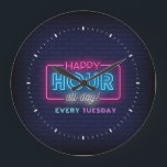 Happy Hour Den ganzen Tag Neon signieren benutzerd Große Wanduhr<br><div class="desc">Happy Hour den ganzen Tag,  neon-Stile weiß,  rosa und blau Text auf einer Ziegelwand. Benutzerdefinierter Text in Neon lila und blau. Leuchtender,  blauer Backsteinboden.</div>