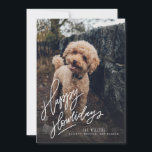 Happy Howlidays Handschrift | Foto für Heimtiere<br><div class="desc">Dieses Haustier thematisierte die Vollblut-Urlaubskarte mit dem Foto Ihres Furry-Freundes(s) und der modernen Handschrift mit handgezeichnet Kinderakzenten. Das passende Pfotenmuster auf der Rückseite sorgt für eine besondere Touch.</div>