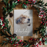 Happy Howlidays | Modernes Hundelfest Foto Weihnac Feiertagskarte<br><div class="desc">Einfaches, stilvolles individuelles Foto Happiest Howlidays Ferienwohnung Grußkarte mit moderner minimalistischer handgeschriebener Schrift Typografie in Weiß und einem einfachen Farbverlauf über ein volles Foto mit Rot auf der Rückseite. Das Foto Ihres geliebten Hauses und Textes kann leicht für ein so einzigartiges Design wie Ihr Wunschbaby personalisiert werden! Das abgebildete Bild...</div>