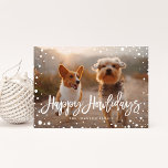 Happy Howlidays Snow | Weihnachts-Foto für Haustie Feiertagskarte<br><div class="desc">Mit dieser stilvollen Urlaubsfotokarte mit ihrem Lieblings-Vierbeiner-Freund in dieser Urlaubssaison mit Pinselschrift "Happy Howlidays" und passendem Schneemuster auf der Rückseite</div>
