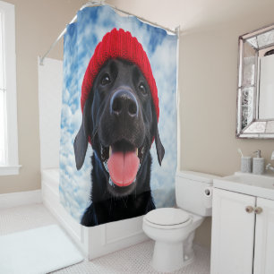 Happy Labrador in einer Roten Beanie Unter blauem  Duschvorhang