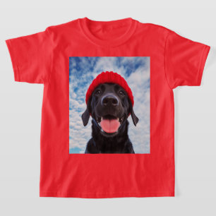 Happy Labrador in einer Roten Beanie Unter blauem T-Shirt