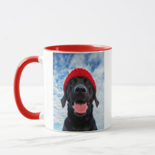 Happy Labrador in einer Roten Beanie Unter blauem Tasse