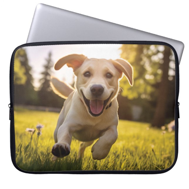 Happy Labrador Puppy Running Laptopschutzhülle (Vorderseite)
