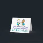 Happy LATKE-days Chanukah Card Feiertagskarte<br><div class="desc">Chanukah Karte wünscht Happy Happy Happy (x8) LATKE-Tag. Ein Paar Kinder im Urlaubskleid und die Symbole des Urlaubs schmücken die Vorderseite der Karte. Im Inneren lautet der individuell gestaltbare Gruß: Möge Ihr Dreifel immer aufgehen. Vollständig anpassbar und personalisierbar.</div>
