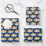 Happy Latkes Apple Sauce sour Cream Hanukkah Geschenkpapier Set<br><div class="desc">Futter Hanukkah Packpapier mit einem sich wiederholenden Muster von drei Lächeln auf einem Teller mit Apfelsauce und sauer Creme auf einem blauen Hintergrund.

Glückliche Latkes Apple Sauce Sour Cream Hanukkah Wrapping Paper SheetsSweetsham Food Art   |    ©Melissa Patton Artist/Illustrator</div>