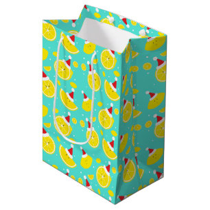 Happy Lemons tragen Weihnachtsmannmützen mit Schn Mittlere Geschenktüte