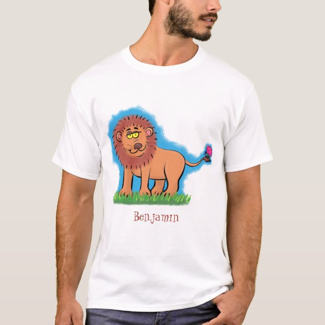 Happy Löwe mit Schmetterling-Cartoon-Abbildung T-Shirt (Vorderseite)