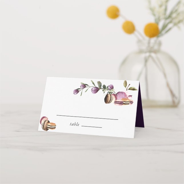 Happy Macaron | Elegante Violet Floral Moderne Platzkarte (Vorderseite)
