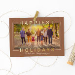 Happy Modern Gold Text Brass Brown Foto Folien Feiertagskarte<br><div class="desc">Die Weihnachtskarte "Happiest Holidays" zeichnet sich durch ein horizontales Format aus, das durch landschaftliches Foto und moderne reale Goldfolien-Grußtexte ergänzt wird, die das Bild rahmen und überlagern. Personalisieren Sie den einfachen Skripttext mit einer Familiensignatur und dem Jahr, und wählen Sie eine zusätzliche Nachricht auf der Kartenrückseite. Auf der Rückseite sind...</div>