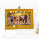Happy Modern Gold Text Golden Yellow Foto Folien Feiertagskarte<br><div class="desc">Die Weihnachtskarte "Happiest Holidays" zeichnet sich durch ein horizontales Format aus, das durch landschaftliches Foto und moderne reale Goldfolien-Grußtexte ergänzt wird, die das Bild rahmen und überlagern. Personalisieren Sie den einfachen Skripttext mit einer Familiensignatur und dem Jahr, und wählen Sie eine zusätzliche Nachricht auf der Kartenrückseite. Auf der Rückseite sind...</div>