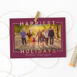 Happy Modern Gold Text Wine Red Foto Folien Feiertagskarte<br><div class="desc">Die Weihnachtskarte "Happiest Holidays" zeichnet sich durch ein horizontales Format aus, das durch landschaftliches Foto und moderne reale Goldfolien-Grußtexte ergänzt wird, die das Bild rahmen und überlagern. Personalisieren Sie den einfachen Skripttext mit einer Familiensignatur und dem Jahr, und wählen Sie eine zusätzliche Nachricht auf der Kartenrückseite. Auf der Rückseite sind...</div>