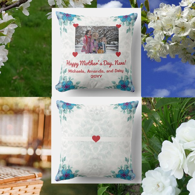 Happy Mother Day Nana Oma Foto Names Floral Kissen (Happy Mother's Day, Nana! Elegant floral pillow with a personalized photo held up by red hearts)