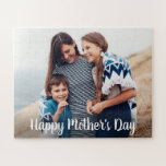 Happy Mothers Day Modern Script Family Foto Puzzle<br><div class="desc">Ein Foto-Rätsel, das ein beliebtes Foto der Kinder und ihrer Mutter mit dem Skript "Happy Mother's Day" Overlay enthält. Ein perfektes Muttertagsgeschenk. Personalisieren Sie den benutzerdefinierten Text des weißen Skripts. Beachten Sie, dass die Textfarbe und der Stil des Schriftartes angepasst werden können.</div>