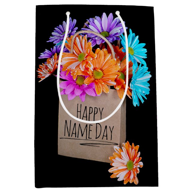 Happy Name Day Daisy Bouquet in Papiertüte Mittlere Geschenktüte (Vorderseite)
