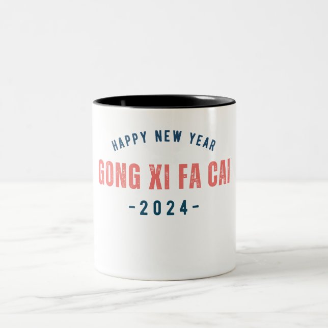Happy New Year 2024 in chinesischen Worten Zweifarbige Tasse (Mittel)