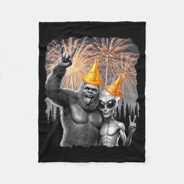 Happy New Year 2026 Bigfoot Alien Lovers New Years Fleecedecke (Vorderseite)
