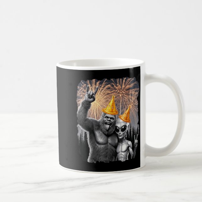 Happy New Year 2026 Bigfoot Alien Lovers New Years Kaffeetasse (Rechts)