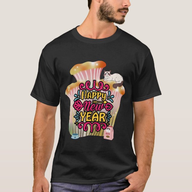 Happy New Year Cat on Shiny Mushroom T-Shirt (Vorderseite)