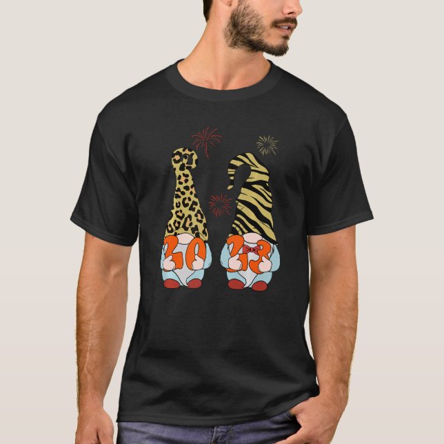Happy New Year Eve Two Gnomes Leopard 2023 T-Shirt (Vorderseite)