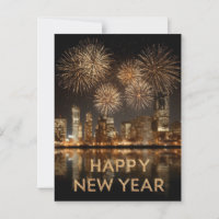 "Happy New Year" mit Feuerwerken über einer Stadt