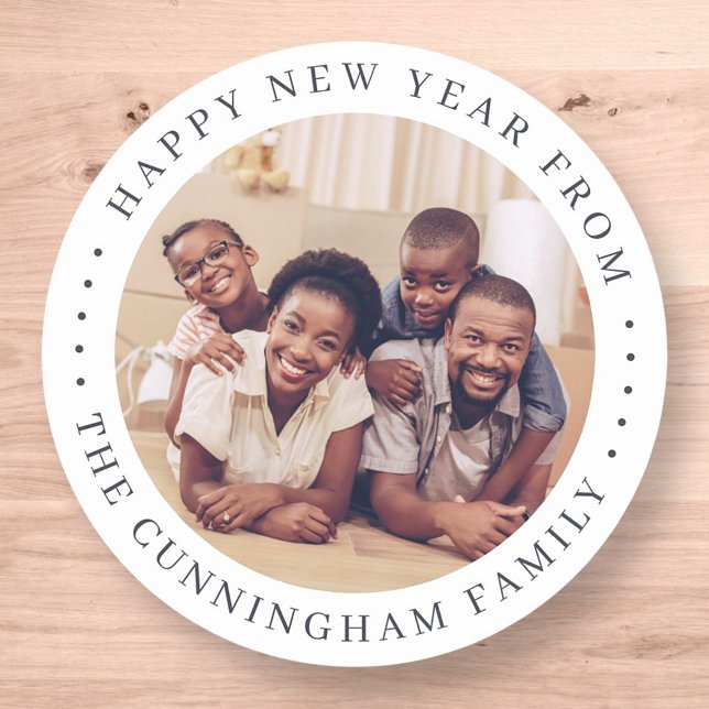 Happy New Year Modern Simple Chic Family Foto Runder Aufkleber (Von Creator hochgeladen)
