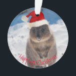 Happy Niedlich Merry Christmas Quokka Beach Austra Ornament<br><div class="desc">Weihnachten wird in Australien wie im Sommer am Strand gefeiert. Und Ihre Weihnachten können nicht besser, glücklicher und niedlicher werden als mit diesem Quokka - dem glücklichsten Tier der Welt. Mit diesem einzigartigen Ornament dekorieren und erhellen Sie Ihren Baum. In dieser festlichen Saison wird es jedem ein Lächeln auf die...</div>