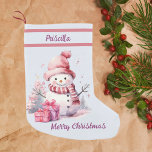 Happy Niedlich Snowman mit aktuellem Bleu Hintergr Kleiner Weihnachtsstrumpf<br><div class="desc">Verbringen Sie Ferienhaus Cheer mit einem Personalisierten Snowman Strumpf! In diesem bezaubernden Strumpf mit einem fröhlichen Schneemann in einem gemütlichen rosa Hut und Schal vor einem schneeblauen Hintergrund wird die Weihnachtsdekoration gemildert. Mit dem Namen deines Liebsten oben und "Frohe Weihnachten" unten ist es die perfekte festliche Touch für Jungen und...</div>