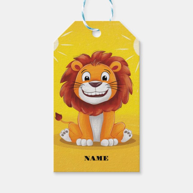 Happy niedlicher Löwe sitzt mit einem Lächeln auf  Geschenkanhänger (Vorderseite)