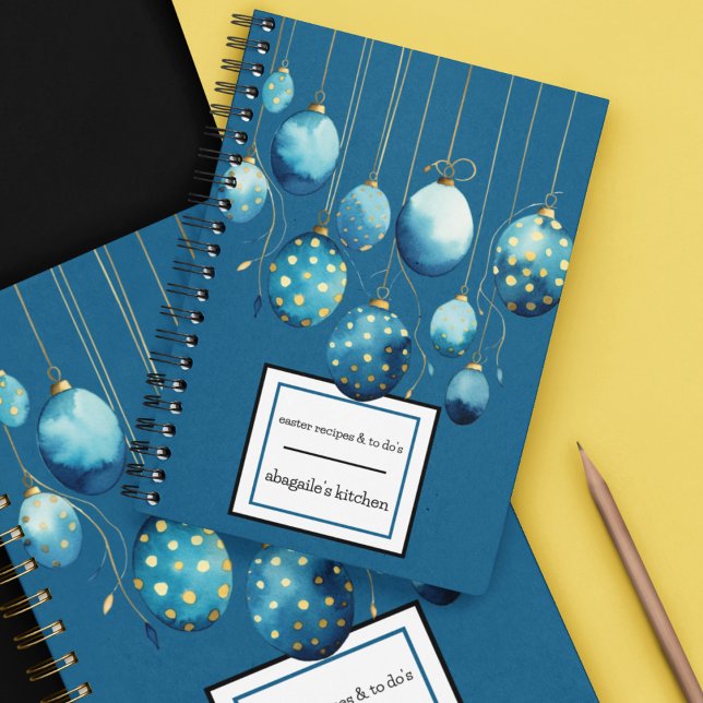Happy Oaster Bondi Blue Polka Dot Ostereier Notizblock (Blue and gold easter eggs spiral notebook you can personalize for Easter gifts. )