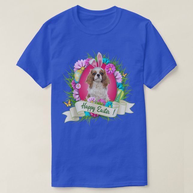 Happy Oaster Cavalier King Charles Spaniel Wearing T-Shirt (Design vorne)