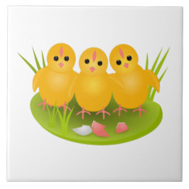 Happy Ostergelbe Küken auf grünem Gras Fliese