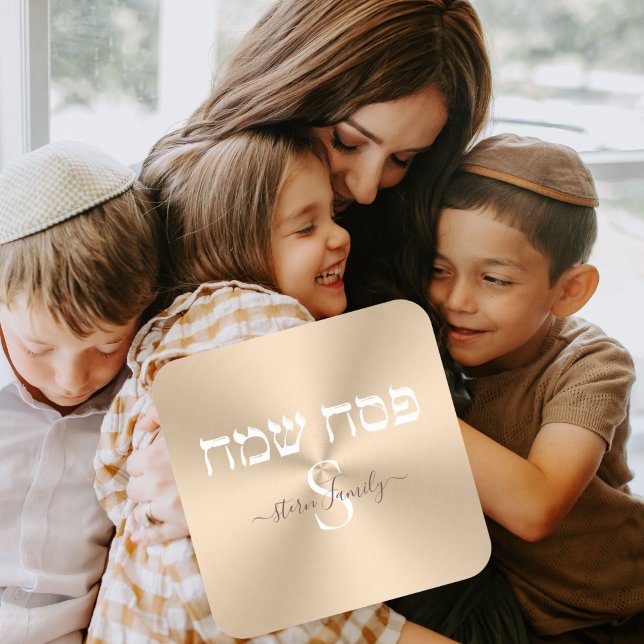 Happy Passover Elegantes Gold und White Monogram Quadratischer Aufkleber (Von Creator hochgeladen)