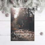 Happy Pawlidays Fun Stars Hund Foto Feiertagskarte<br><div class="desc">Happy Pawlidays in Spaß lockly tippen mit Sternen. Fügen Sie ein Foto auf der Rückseite oder eine Nachricht hinzu. Für jedes Haustier mit Pfoten!</div>