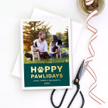 Happy Pawlidays Modern Gold Green Puppy Dog Foto Folien Feiertagskarte<br><div class="desc">Eine festliche Urlaubskarte für neue Haustiere und Liebhaber von Haustieren zeigt ein Lieblingsfoto Ihrer furry besten Freundin(en) mit einer modernen und lustigen "Happy Pawlidays"-Hundeschrippung im echten Goldfoliendruck mit niedlichem Pfotendruckakzent. Personalisieren Sie den einfachen weißen Text mit dem Namen, Familiennamen und dem Jahr Ihres Nachwuchses. Bonus optional Bild und Text können...</div>