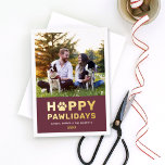 Happy Pawlidays Modern Gold Wine Puppy Dog Foto Folien Feiertagskarte<br><div class="desc">Eine festliche Urlaubskarte für neue Haustiere und Liebhaber von Haustieren zeigt ein Lieblingsfoto Ihrer furry besten Freundin(en) mit einer modernen und lustigen "Happy Pawlidays"-Hundeschrippung im echten Goldfoliendruck mit niedlichem Pfotendruckakzent. Personalisieren Sie den einfachen weißen Text mit dem Namen, Familiennamen und dem Jahr Ihres Nachwuchses. Bonus optional Bild und Text können...</div>