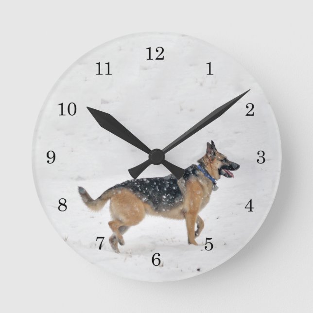 Happy Rescue German Shepherd Hund in Snow Runde Wanduhr (Vorderseite)